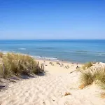3 Bed House - Sleeps 6 - Parking - Wifi