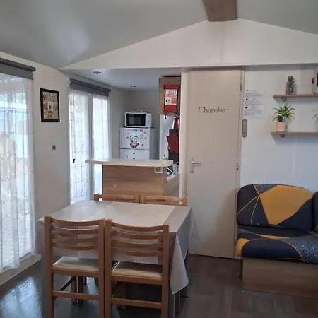 بيت للعطل 3 Bed House - Sleeps 6 - Parking - Wifi