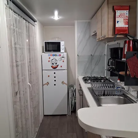 3 Bed House - Sleeps 6 - Parking - Wifi *