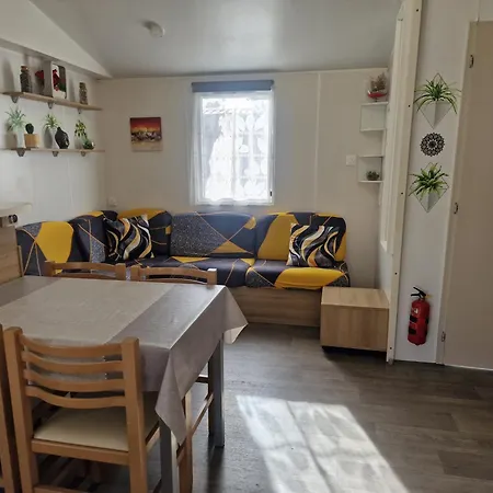 بيت للعطل 3 Bed House - Sleeps 6 - Parking - Wifi