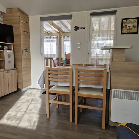 3 Bed House - Sleeps 6 - Parking - Wifi